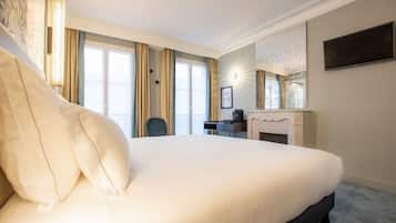 Deluxe Room | Minibar, in-room safe, individually furnished, desk