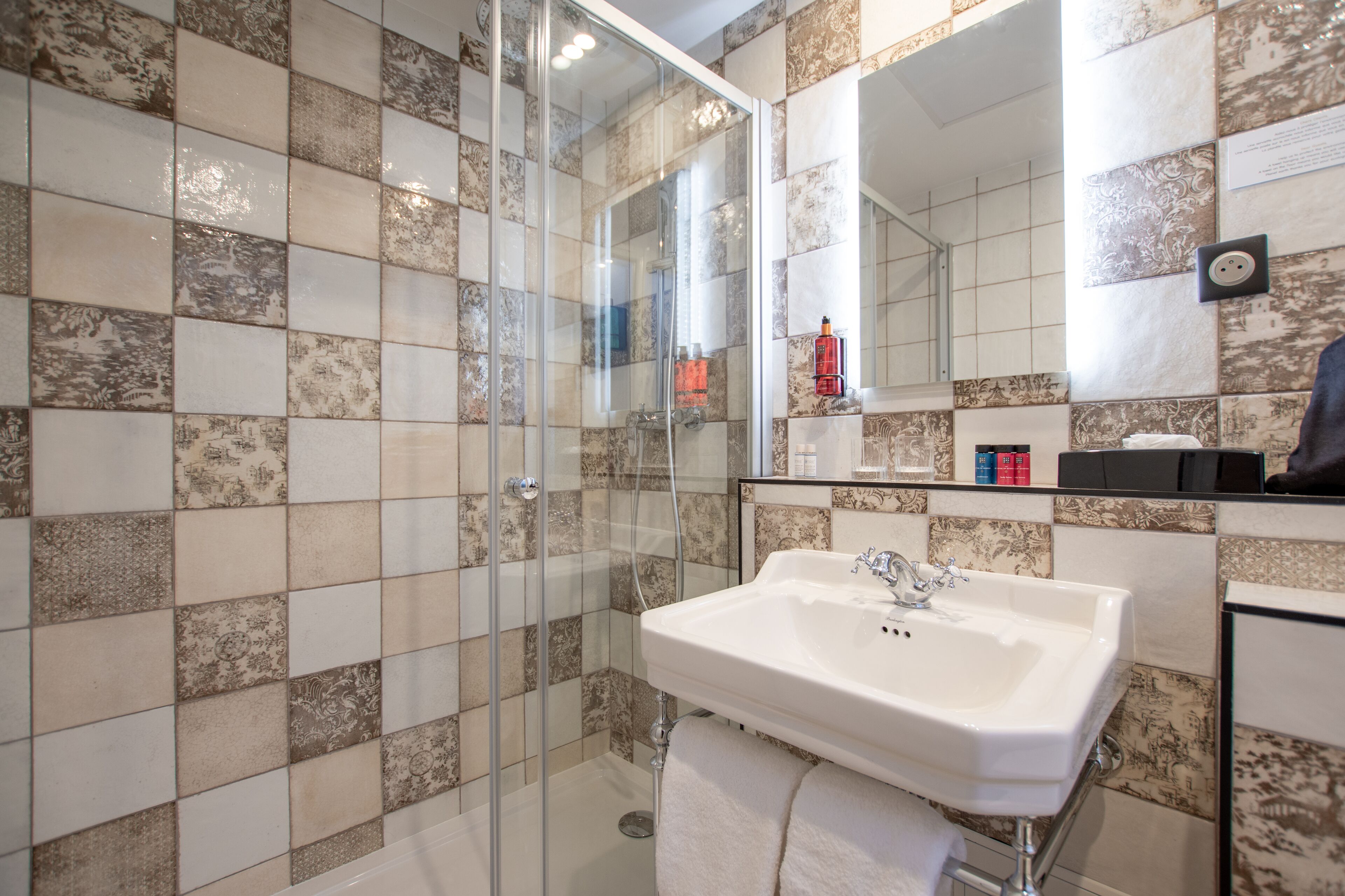 superior room | bathroom | combined shower/bathtub, eco-friendly toiletries, hair dryer, towels