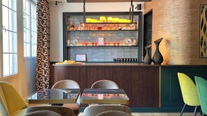 Un restaurante con zona de bar, paneles de madera y vistas al exterior.