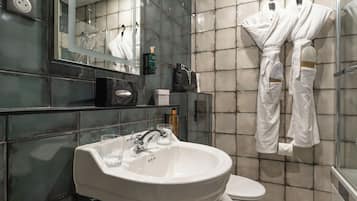 Combined shower/tub, eco-friendly toiletries, hair dryer, towels