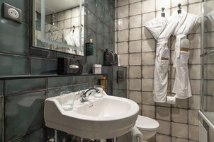 Duschwanne, umweltfreundliche Kosmetikartikel, Haartrockner, Handtücher