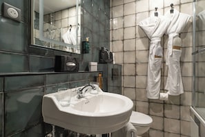 Ensemble douche/baignoire, articles de toilette écologiques