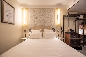 Business Room | Minibar, in-room safe, individually furnished, desk