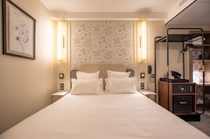 Business Room | Minibar, in-room safe, individually furnished, desk