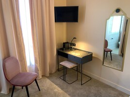 Quarto superior | Frigobar, cofres nos quartos, individualmente mobiliados, escrivaninha