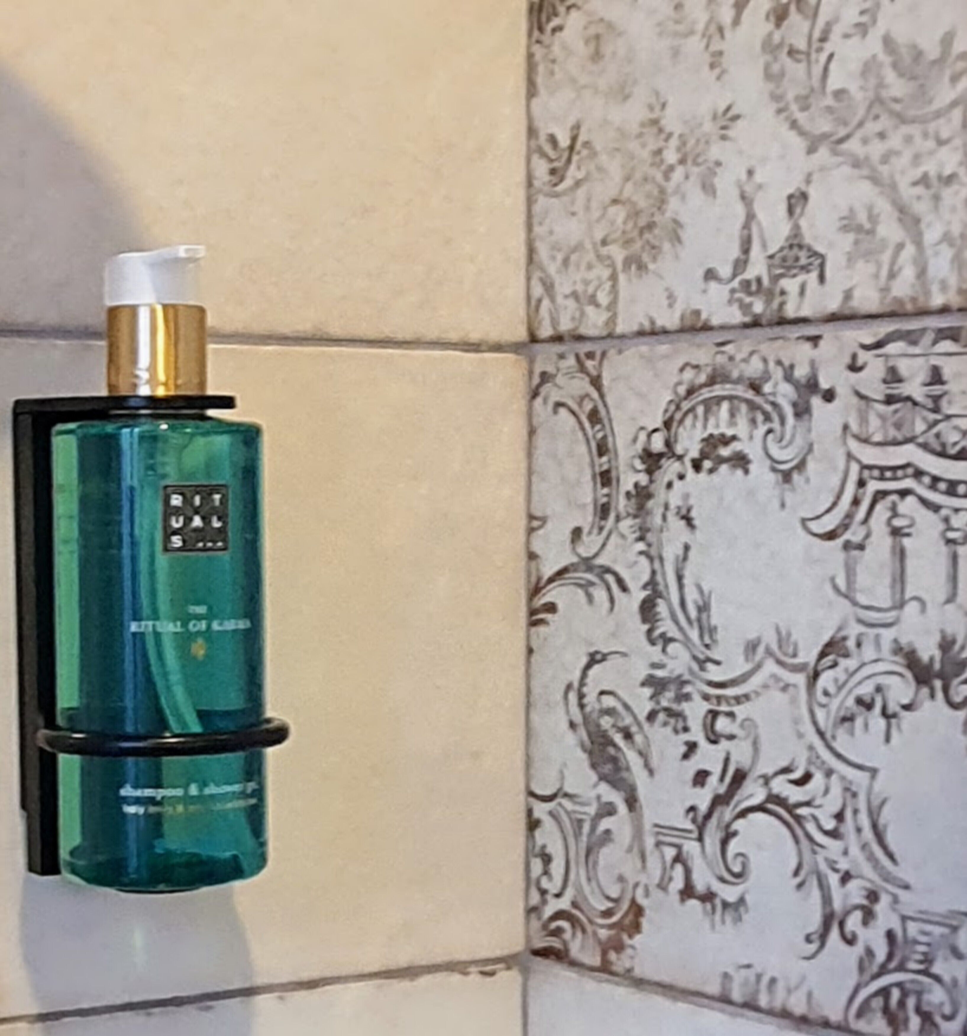 superior room | bathroom | combined shower/bathtub, eco-friendly toiletries, hair dryer, towels