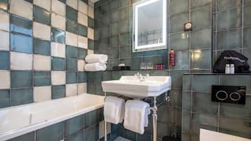 Deluxe Room (Chambre Deluxe Mansardée) | Bathroom