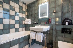 Deluxe Room (Chambre Deluxe Mansardée) | Bathroom | Combined shower/bathtub, eco-friendly toiletries, hair dryer, towels - ELSA, Hôtel Paris by Collection Vesper (Paris)