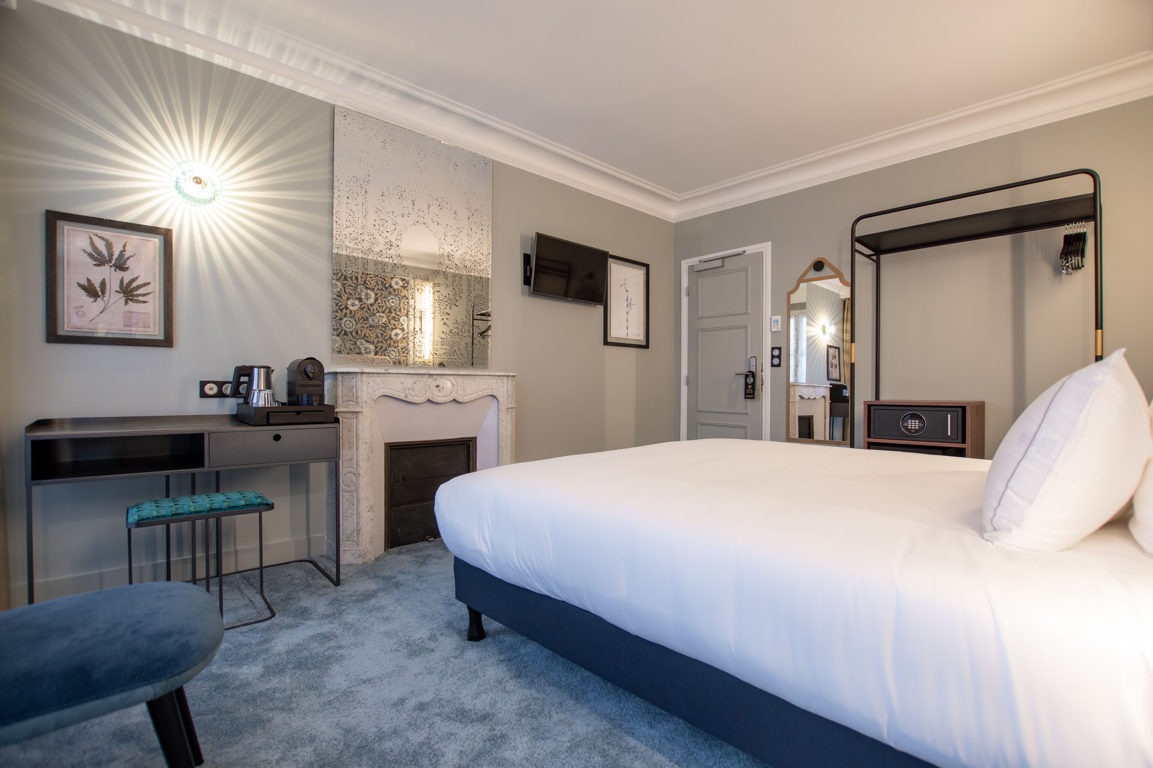 Deluxe Room | Minibar, in-room safe, individually furnished, desk