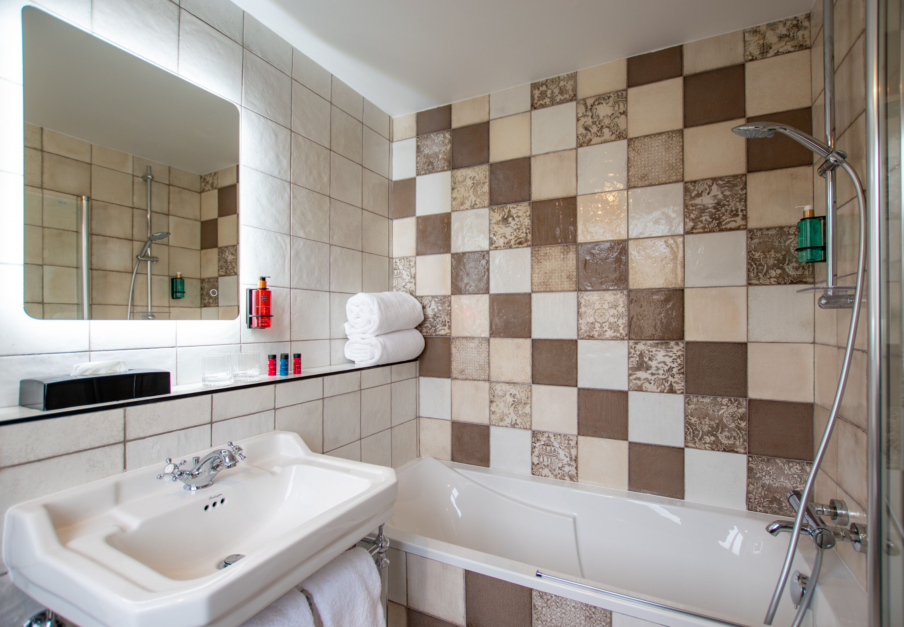 superior room | bathroom | combined shower/bathtub, eco-friendly toiletries, hair dryer, towels