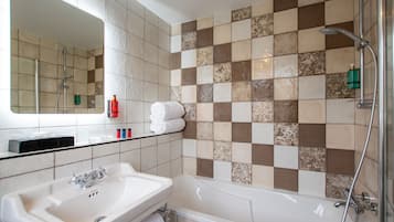 Superior Room | Bathroom | Combined shower/tub, eco-friendly toiletries, hair dryer, towels