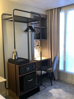 Quarto empresarial | Frigobar, cofres nos quartos, individualmente mobiliados, escrivaninha