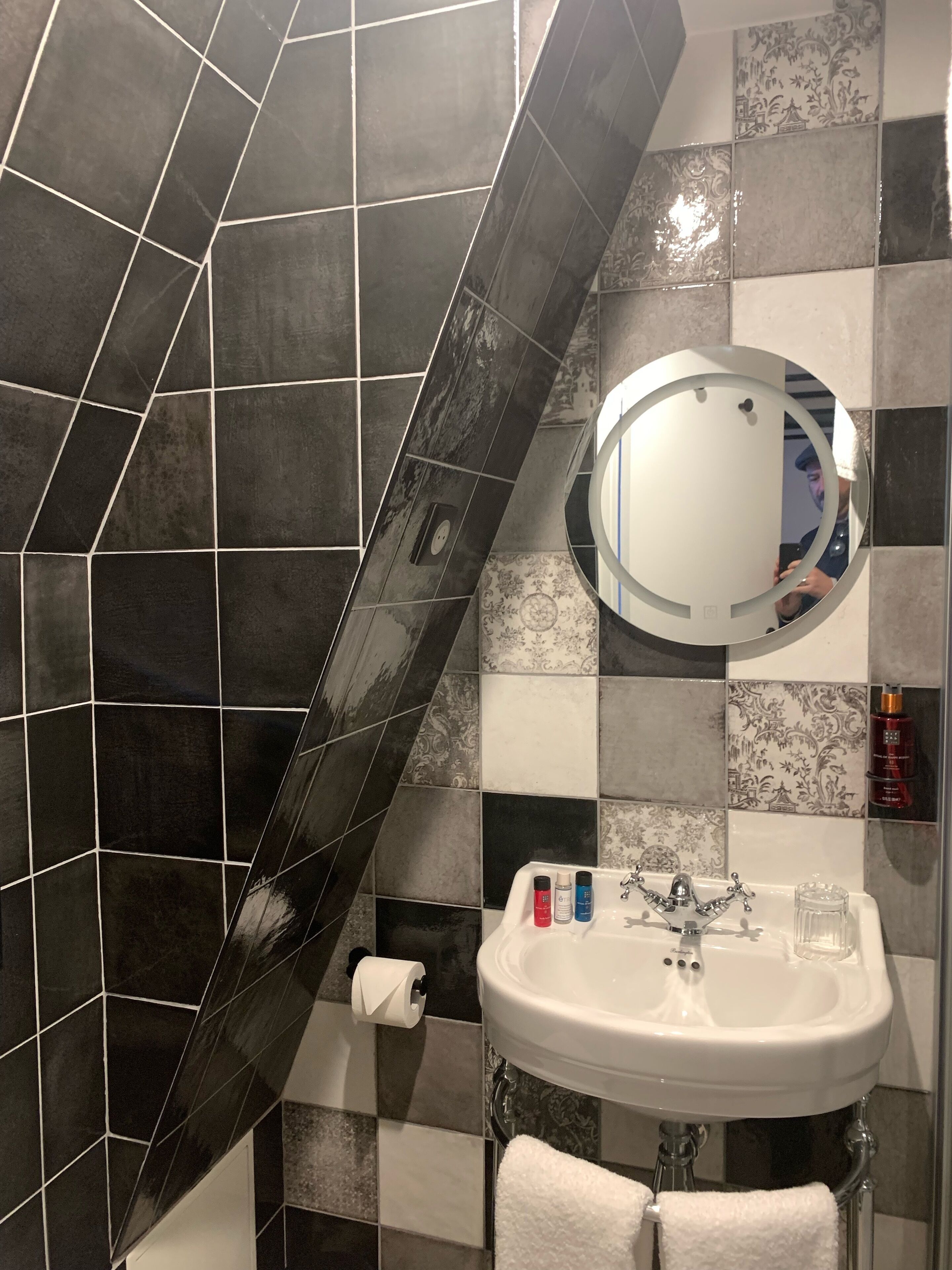 business room | bathroom | combined shower/bathtub, eco-friendly toiletries, hair dryer, towels