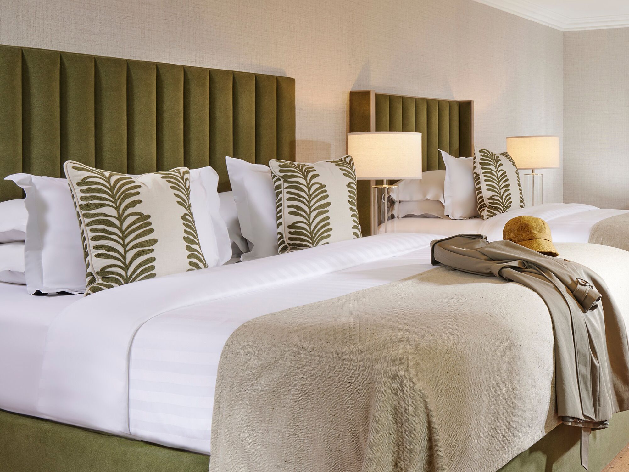 أغطية فراش متميزة وخزنة داخل الغرفة وبديكورات فريدة لكل غرفة