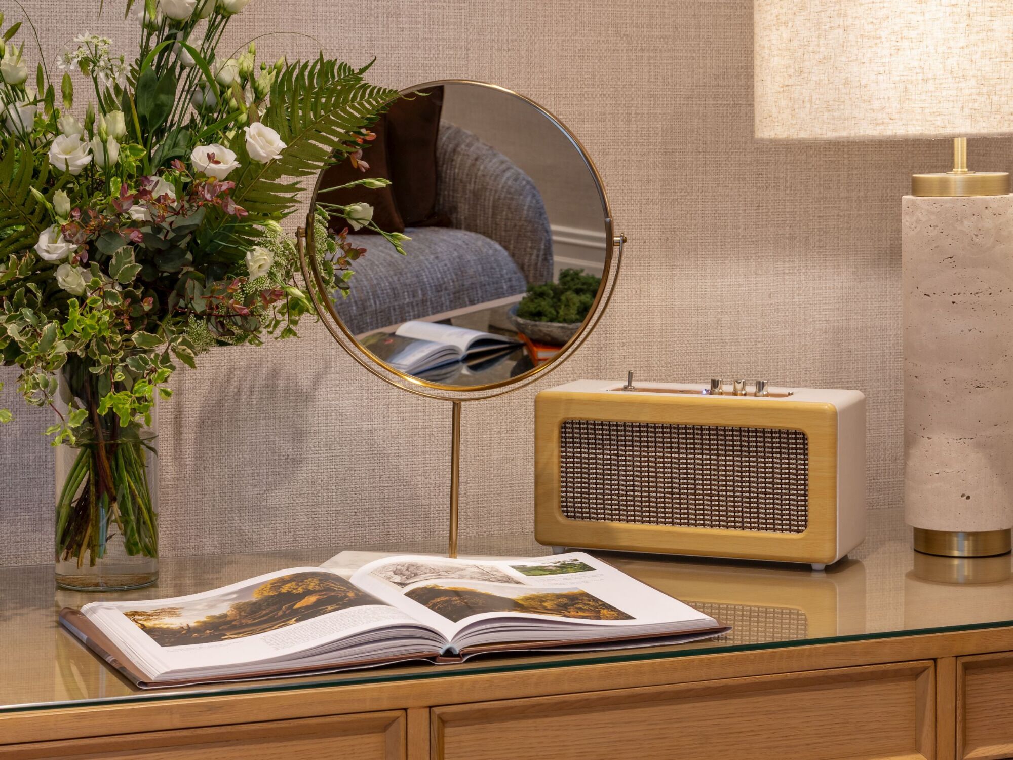 أغطية فراش متميزة وخزنة داخل الغرفة وبديكورات فريدة لكل غرفة