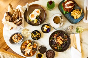 2 restaurantes; se sirve desayuno, almuerzo y cena; cocina irlandesa