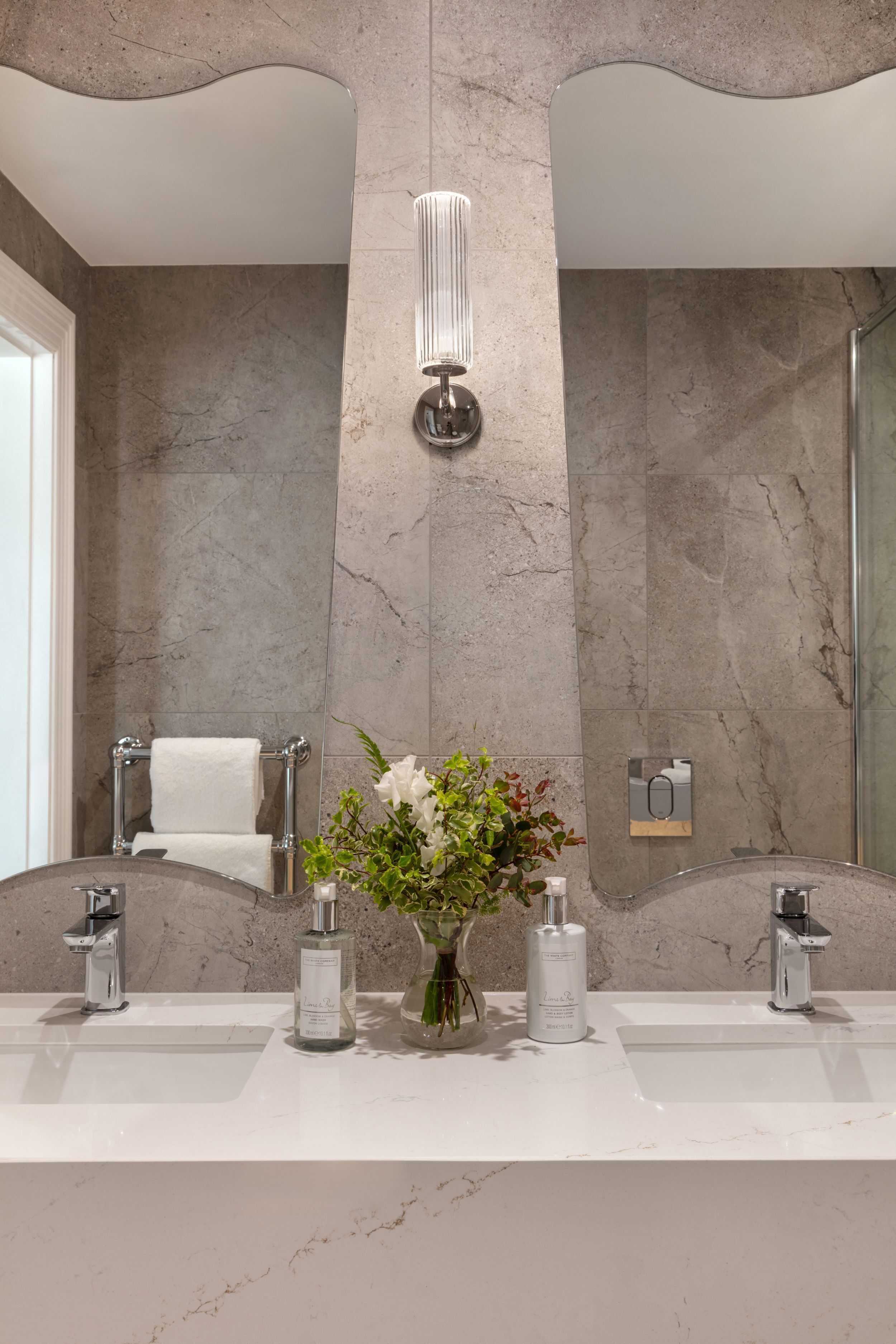 royal suite | bathroom | combined shower/bathtub, free toiletries, hair dryer, towels