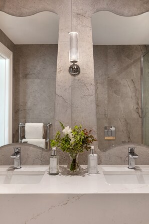 Bañera con ducha, artículos de tocador gratuitos, secador de pelo