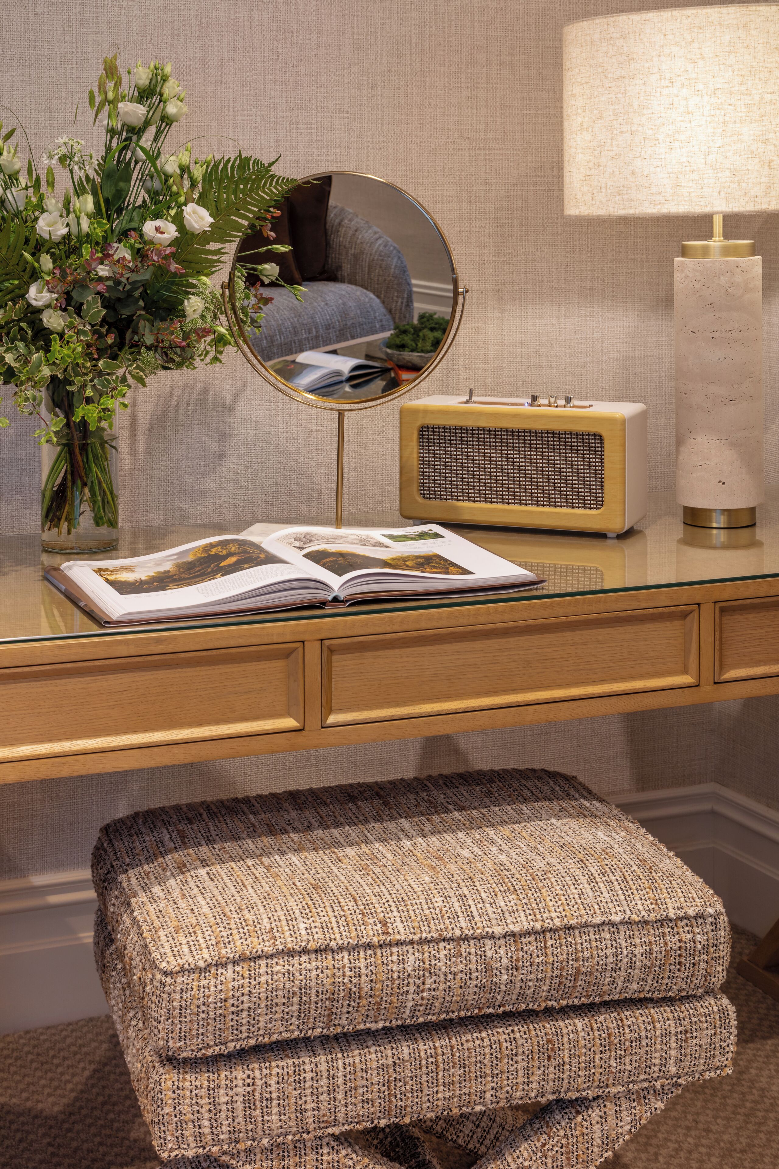 Ropa de cama de alta calidad y caja de seguridad en la habitación 