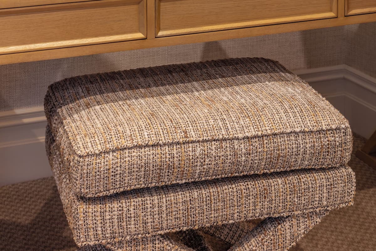 Ropa de cama de alta calidad y caja de seguridad en la habitación