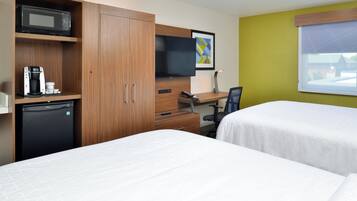 Cofres nos quartos, escrivaninha, espaço de trabalho para notebook