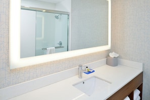 Douche, sèche-cheveux, serviettes fournies