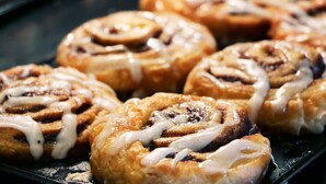 A tray of freshly baked cinnamon rolls with icing. - Holiday Inn Express Santa Rosa North by IHG (Santa Rosa)