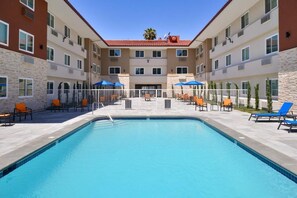 Outdoor pool - Holiday Inn Express Santa Rosa North by IHG (Santa Rosa)