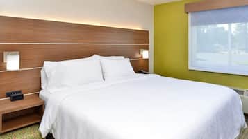Standard Room | Peti besi dalam bilik, meja, ruang kerja komputer riba