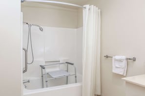 Tina con regadera, amenidades de baño gratuitas, secadora de cabello