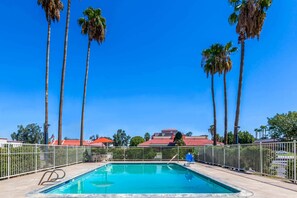 Seasonal outdoor pool - Super 8 by Wyndham Bakersfield/Central (Bakersfield)