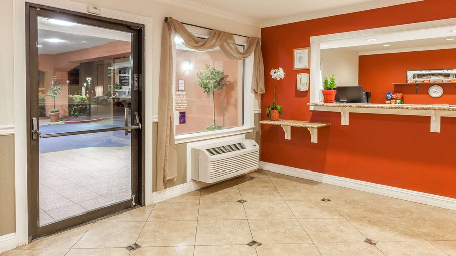 Super 8 by Wyndham Bakersfield/Central