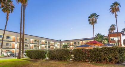 Super 8 by Wyndham Bakersfield/Central