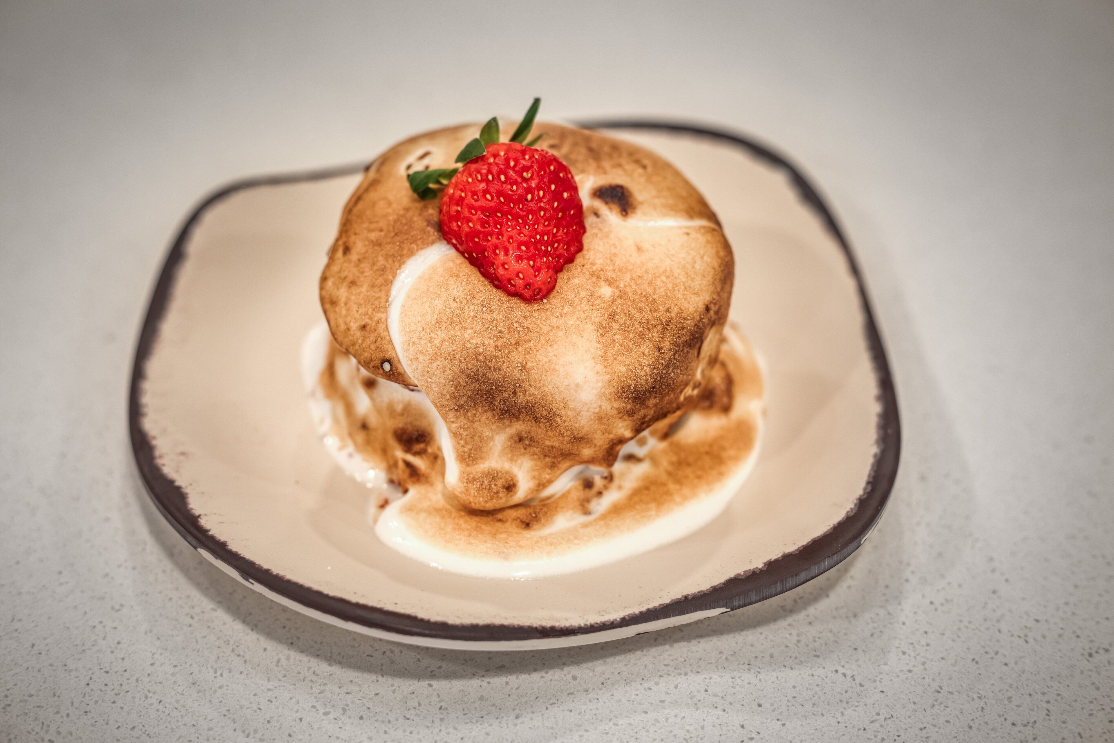 Un postre en un plato.