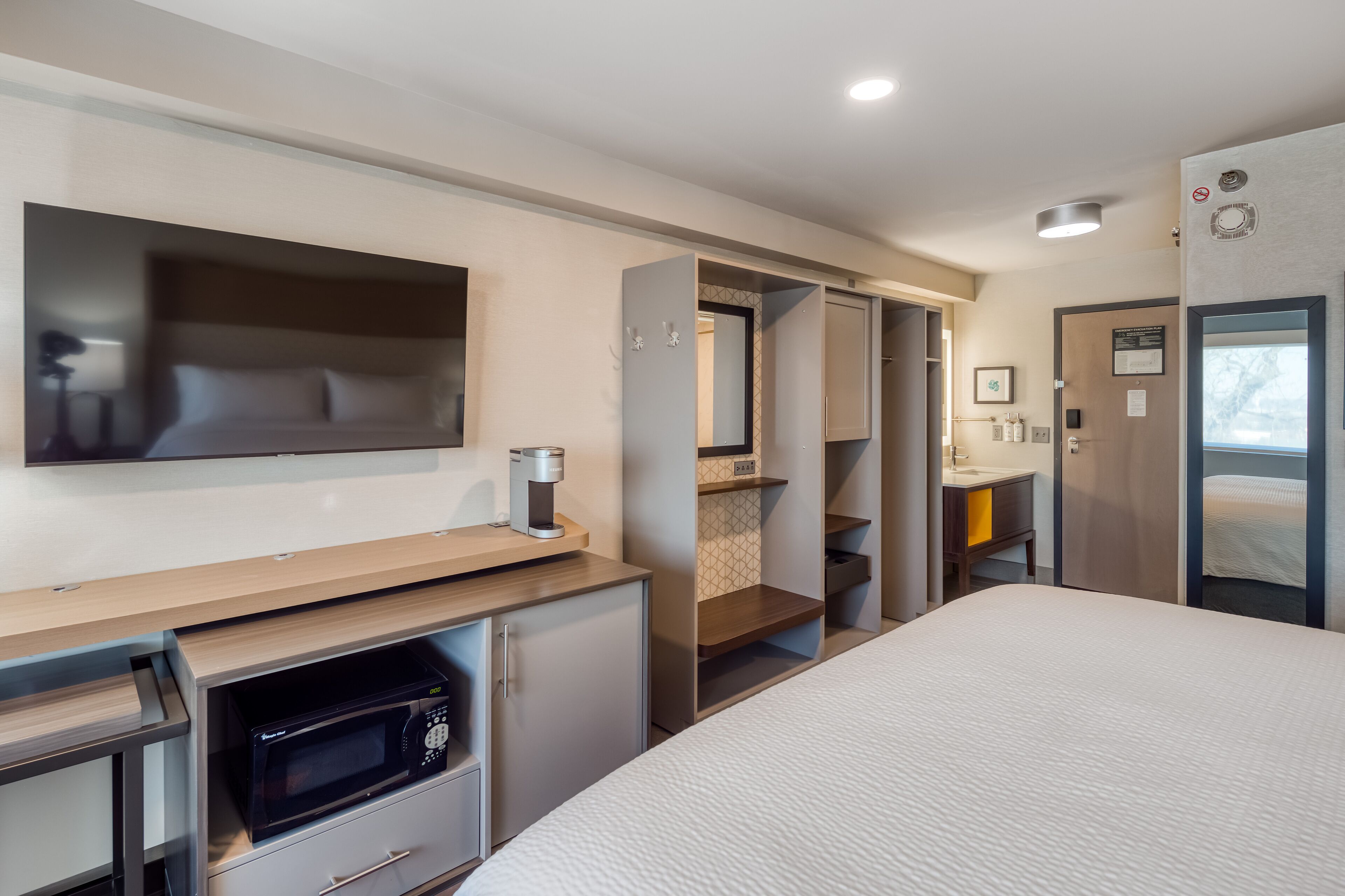 Egyptian cotton sheets, premium bedding, pillow-top beds, in-room safe