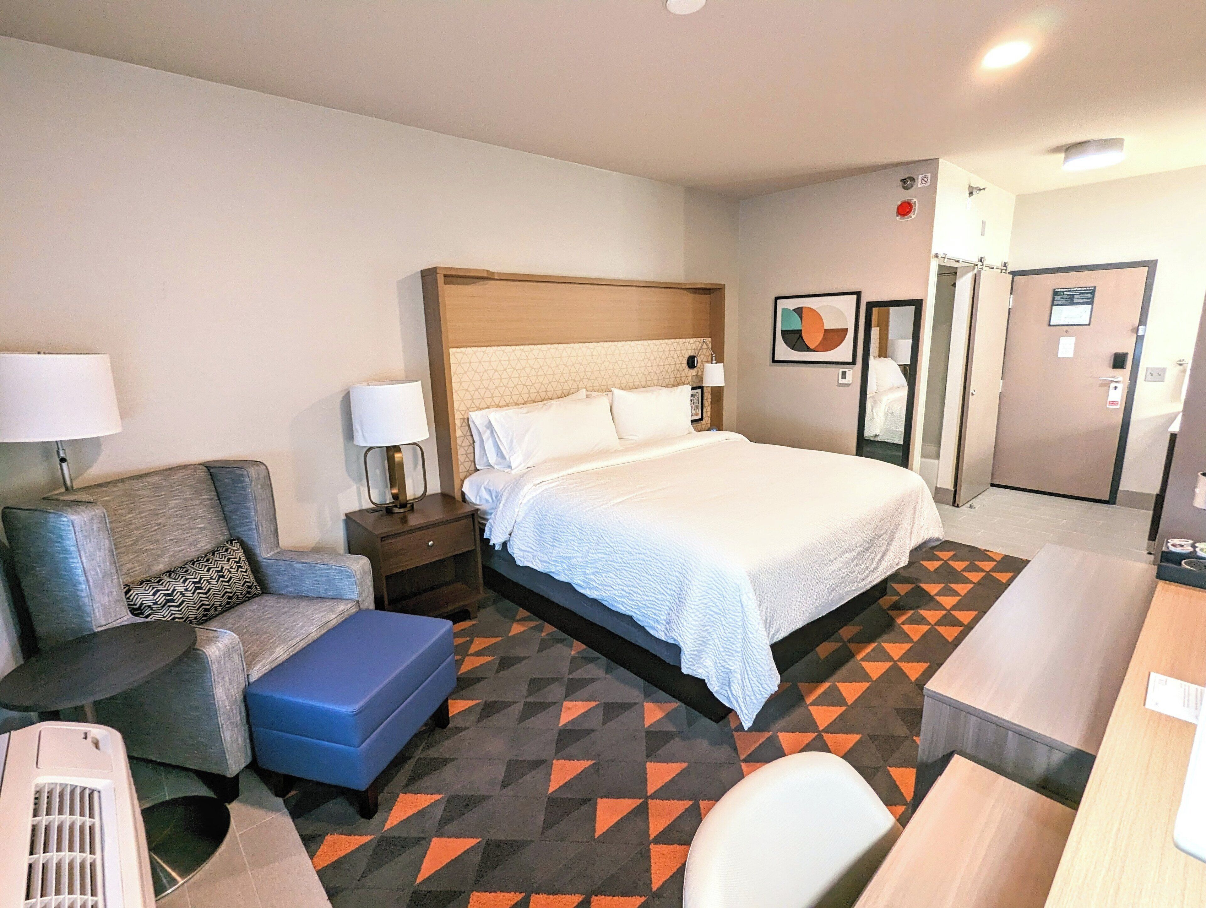 Standard Room, 1 King Bed | Egyptian cotton sheets, premium bedding, pillowtop beds, in-room safe