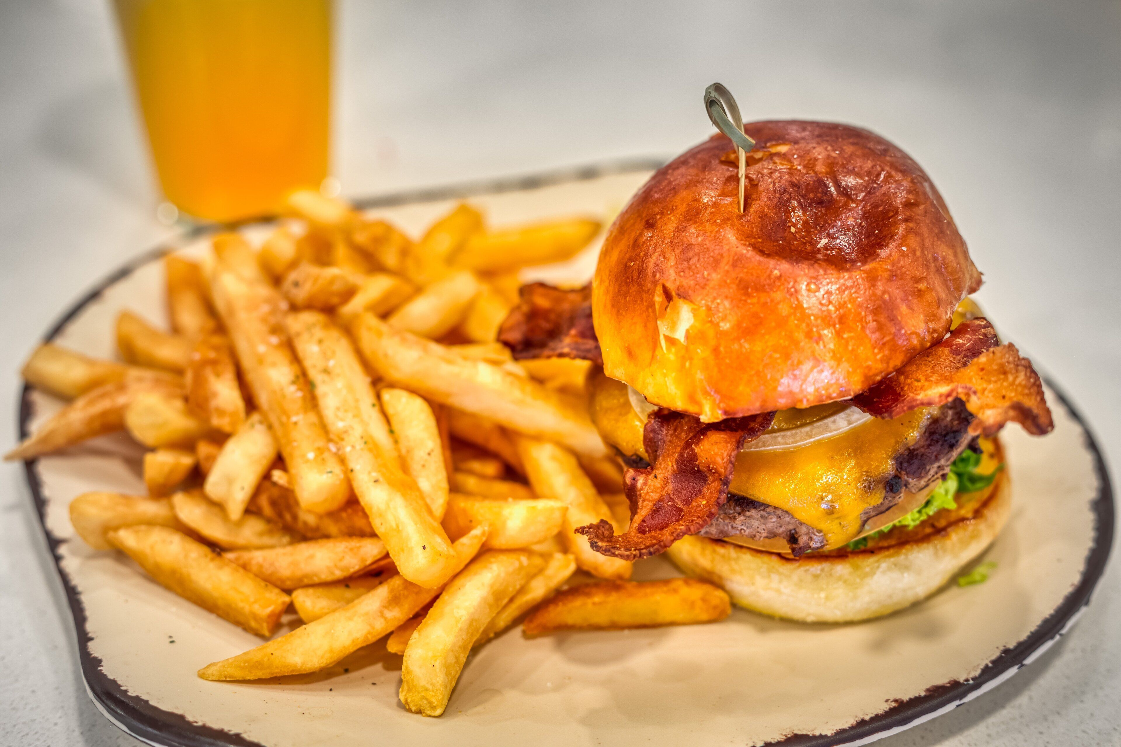 Ein Teller mit einem Burger und Pommes.