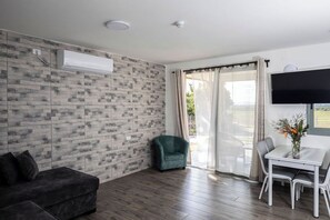 Apartamento familiar | Zona de estar | Televisión de 32 pulgadas con canales por cable