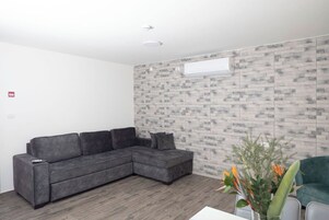 Family Apartment | Living area | 32-inch TV with cable channels, table tennis
