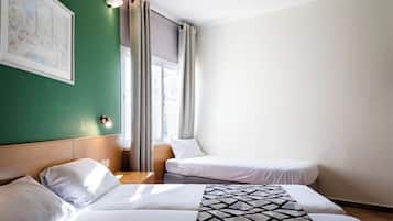 Habitación estándar | Caja fuerte, escritorio, cortinas opacas y tabla de planchar con plancha