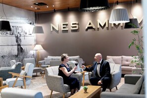 Coin salon dans le hall