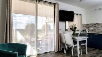 Apartamento familiar | Caja fuerte, escritorio, cortinas opacas y tabla de planchar con plancha
