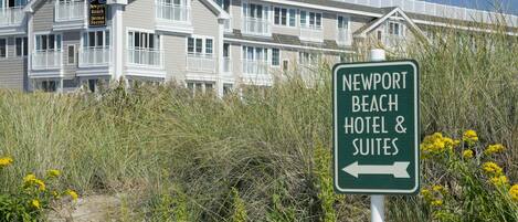 Señal para el Hotel & Suites Newport Beach con una flecha direccional.