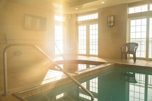 Indoor pool - Newport Beach Hotel & Suites (Middletown)