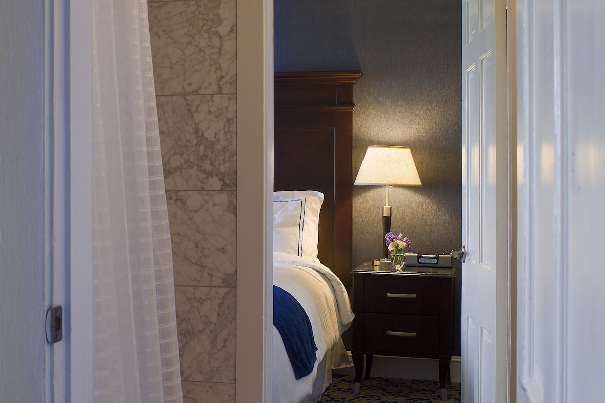 1 bedroom, premium bedding, down comforters, pillowtop beds