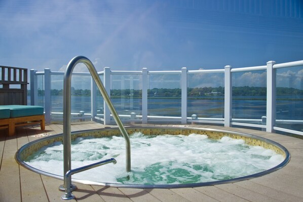 Bañera de hidromasaje al aire libre