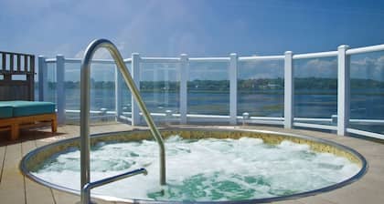 Newport Beach Hotel & Suites
