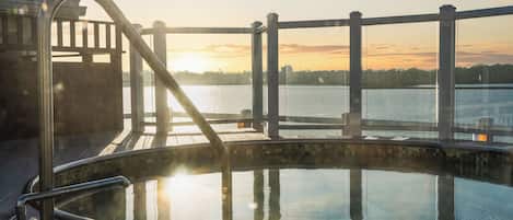 Tina de hidromasaje al aire libre