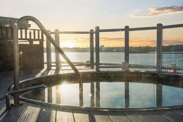 Outdoor spa tub - Newport Beach Hotel & Suites (Middletown)