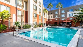 2 AuĂenpools, geöffnet von 07:00 Uhr bis 22:00 Uhr, Sonnenschirme